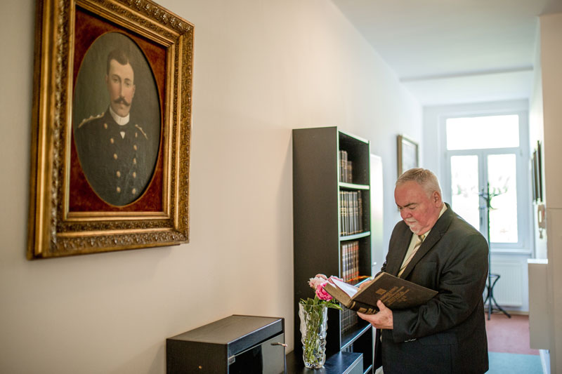 Josef Tobiska konzultuje knihu v knihovně