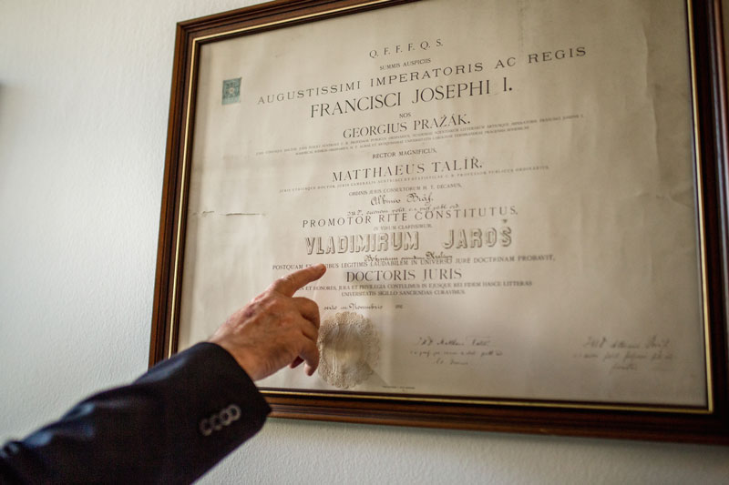 Josef Tobiska ukazuje jméno na starém obraze